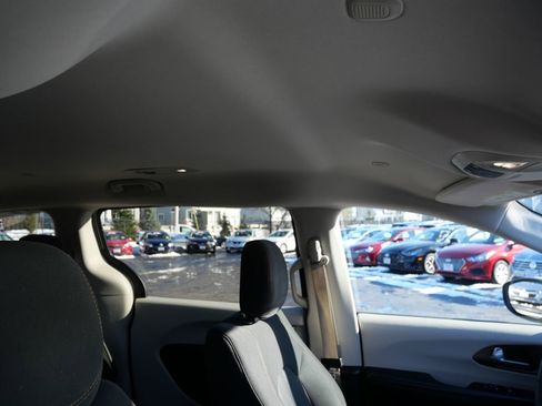 Used 2017 Chrysler Pacifica LX image 31