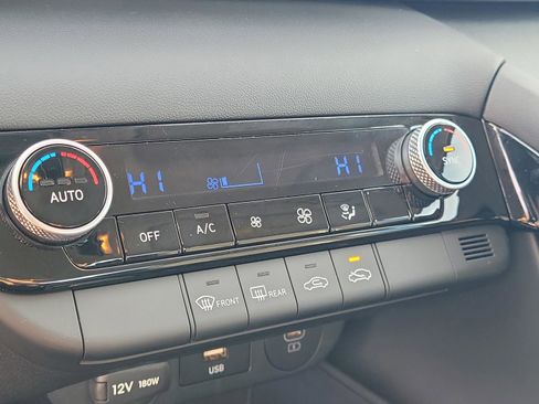 Used 2025 Hyundai Elantra Blue image 21