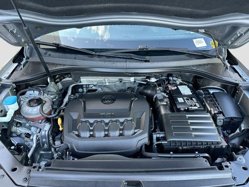 Used 2021 Volkswagen Tiguan SE w/ Panoramic Sunroof Package image 35