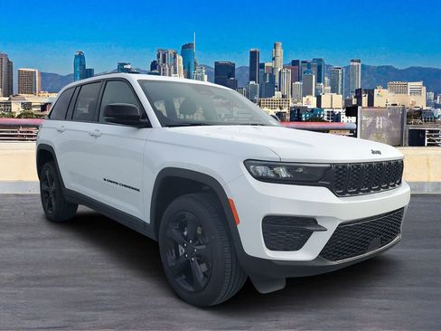 New 2025 Jeep Grand Cherokee Altitude image 3