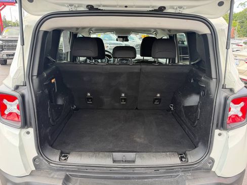 Used 2021 Jeep Renegade Latitude FWD image 8