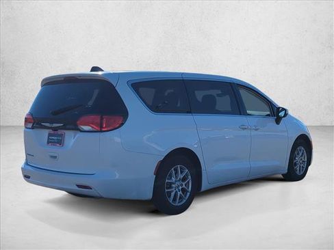 Used 2023 Chrysler Voyager LX image 6