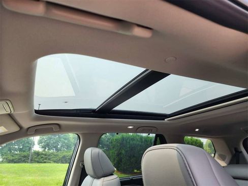 Used 2023 Honda Pilot Touring image 2