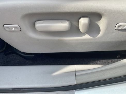 Used 2012 Toyota Highlander Limited FWD image 11