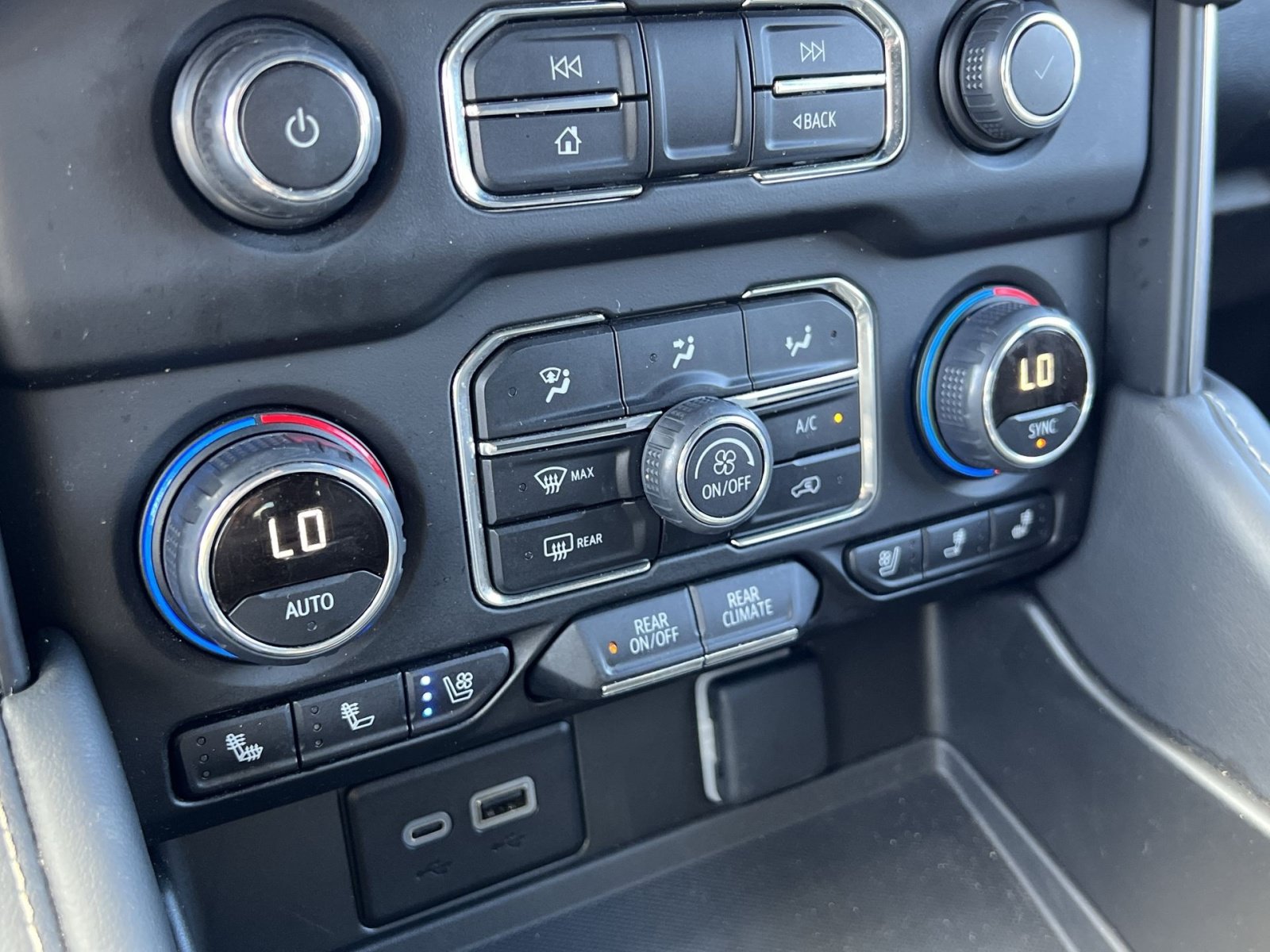 Used 2024 Chevrolet Tahoe Premier AWD/4WD image 18