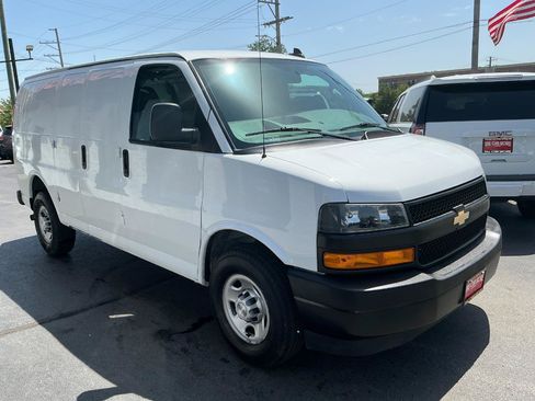 Used 2018 Chevrolet Express 2500 RWD image 3