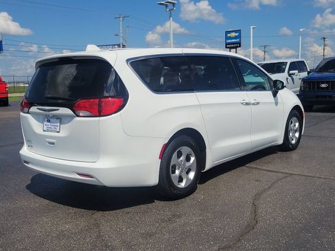 Used 2017 Chrysler Pacifica LX w/ Tire & Wheel Group FWD image 4