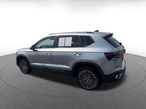 Used 2025 Volkswagen Taos SE FWD image 8