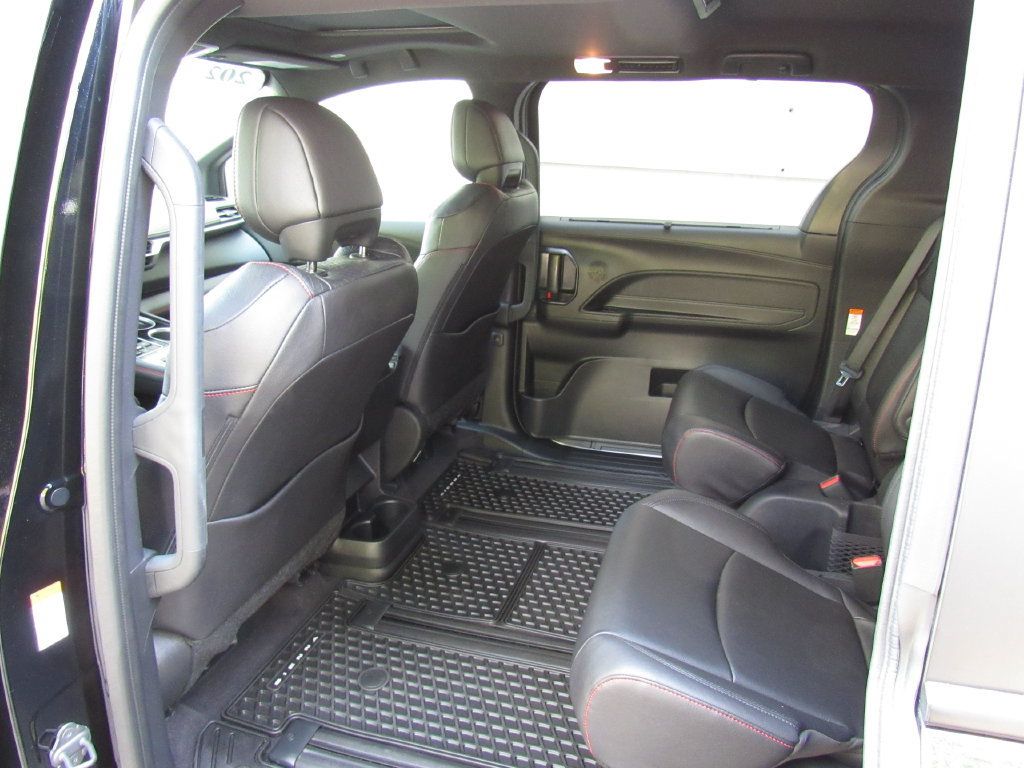Used 2025 Toyota Sienna XSE AWD/4WD image 15