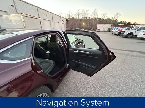 Used 2017 Ford Fusion SE w/ Fusion SE Technology Package image 18