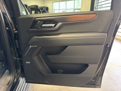 Used 2025 GMC Yukon XL Denali image 32