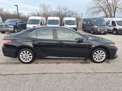 Used 2019 Toyota Camry LE image 4