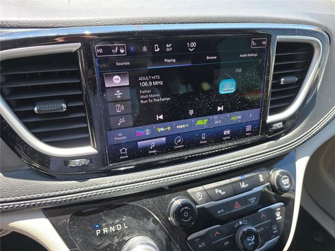 Used 2023 Chrysler Pacifica Touring-L FWD image 24
