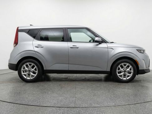Used 2025 Kia Soul LX w/ LX Technology Package image 11
