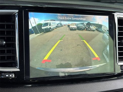 Used 2023 Chrysler Pacifica Touring-L image 13