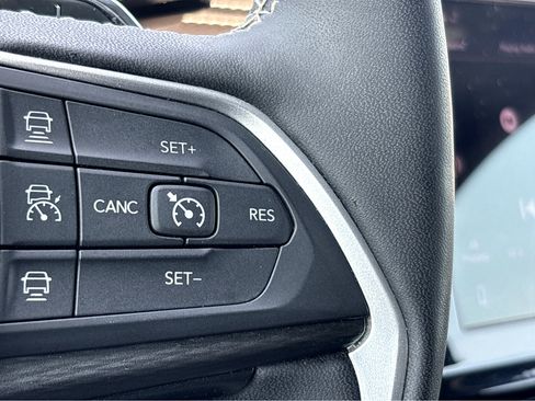 Used 2024 Jeep Grand Cherokee Altitude AWD/4WD image 11