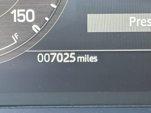 Used 2025 Land Rover Defender 110 X-Dynamic SE image 12