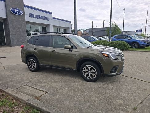 Used 2023 Subaru Forester Premium image 2