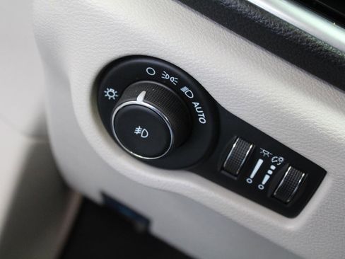 Used 2022 Chrysler Pacifica Limited image 12