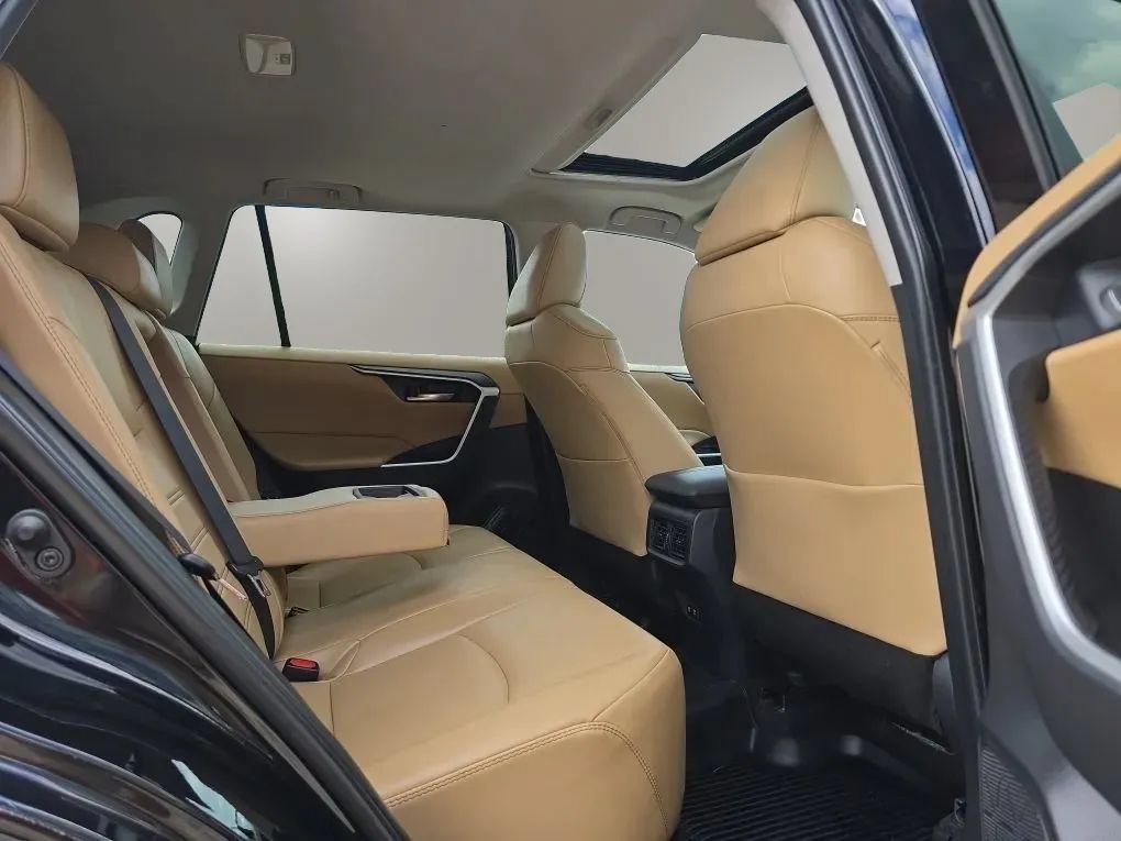 Used 2021 Toyota RAV4 XLE Premium AWD/4WD image 46