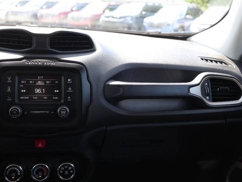 Used 2017 Jeep Renegade Latitude FWD image 24