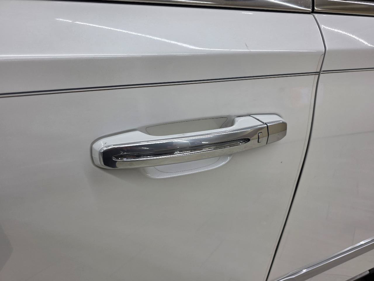 Used 2019 Cadillac Escalade Premium Luxury AWD/4WD image 12