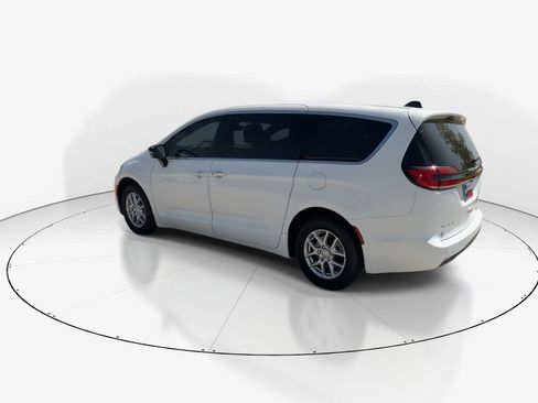 New 2026 Chrysler Pacifica Select FWD image 6