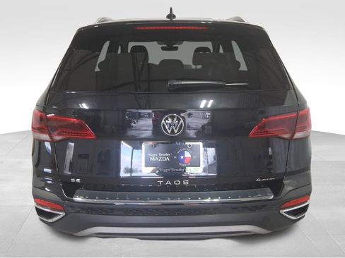 Used 2023 Volkswagen Taos SE w/ Panoramic Sunroof Package image 7