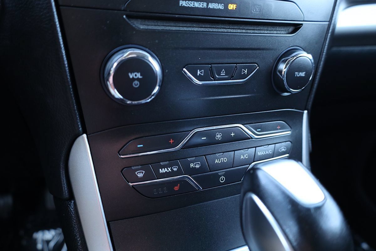 Used 2018 Ford Edge SEL FWD image 32