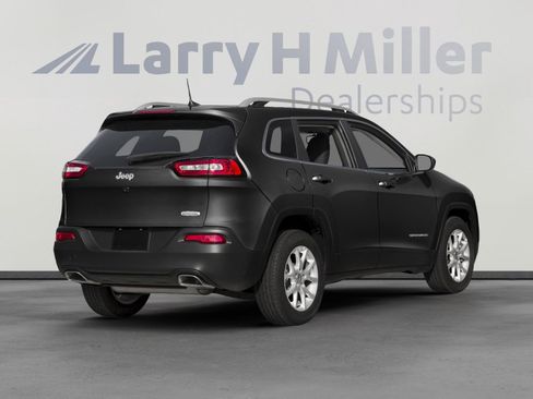 Used 2018 Jeep Cherokee Latitude Plus w/ Comfort/Convenience Group image 2