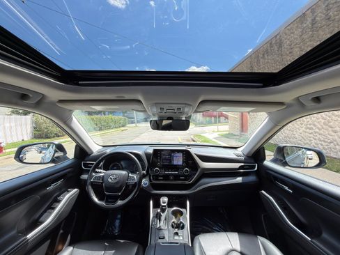 Used 2021 Toyota Highlander XLE AWD/4WD image 34