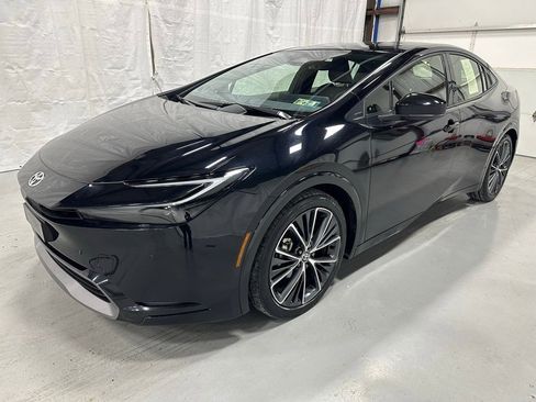 Used 2025 Toyota Prius XLE image 3