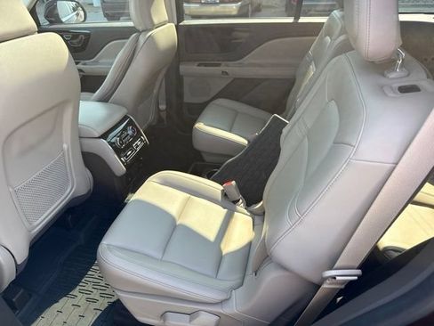 Used 2023 Lincoln Aviator AWD w/ Premium Package image 18