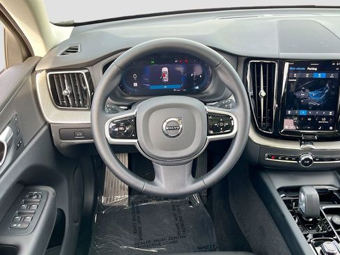 Used 2025 Volvo XC60 B5 Plus image 23
