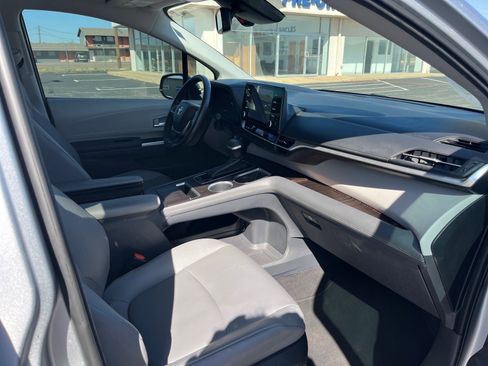 Used 2022 Toyota Sienna XLE image 7