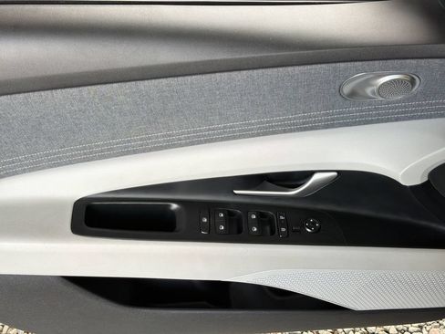 Used 2025 Hyundai Elantra Limited FWD image 3