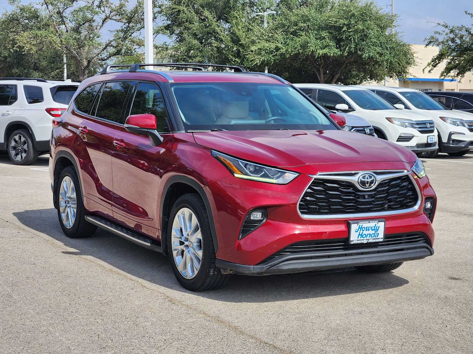 Used 2021 Toyota Highlander Limited FWD image 3