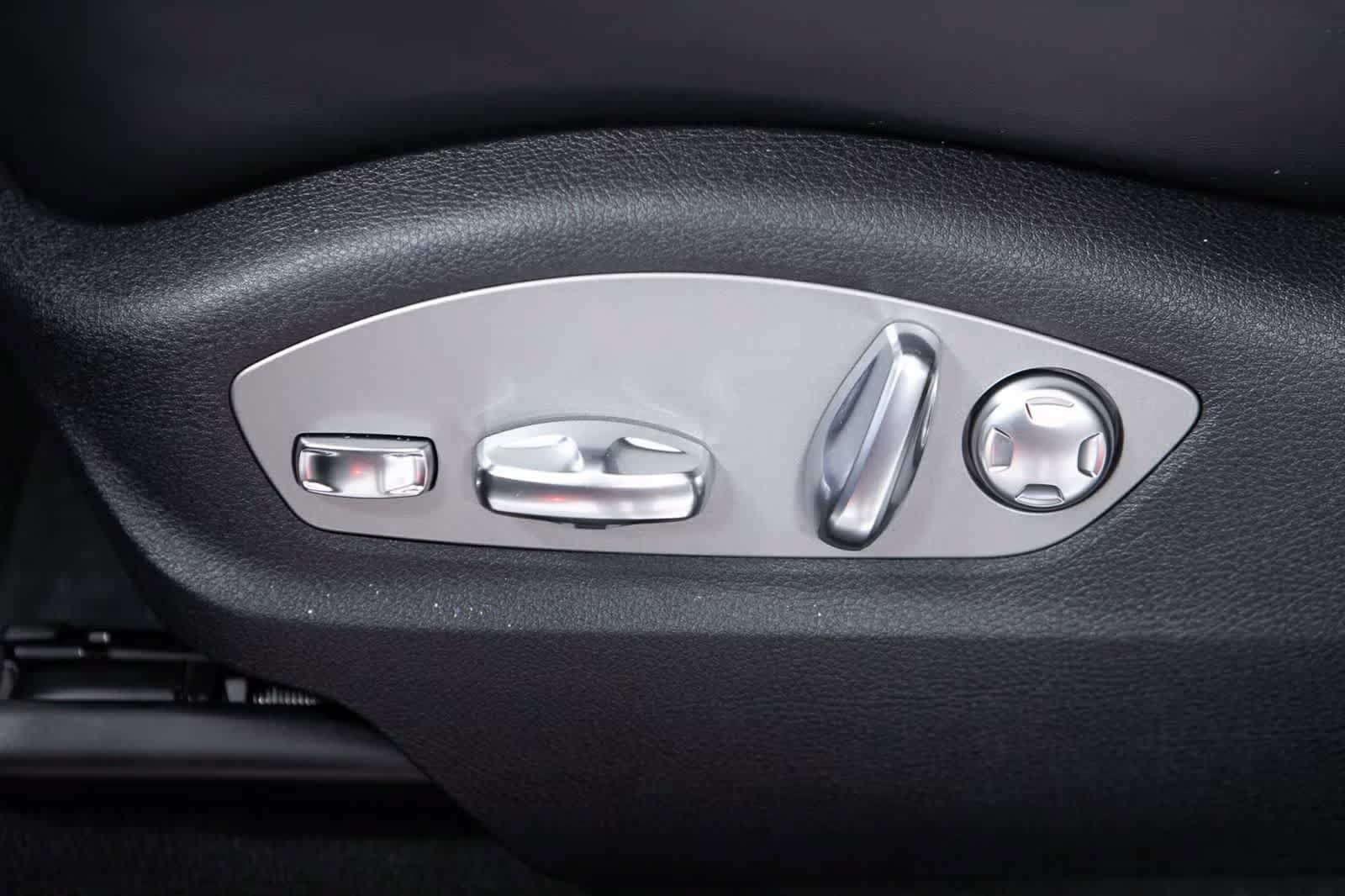 Certified 2026 Porsche Macan AWD/4WD image 29
