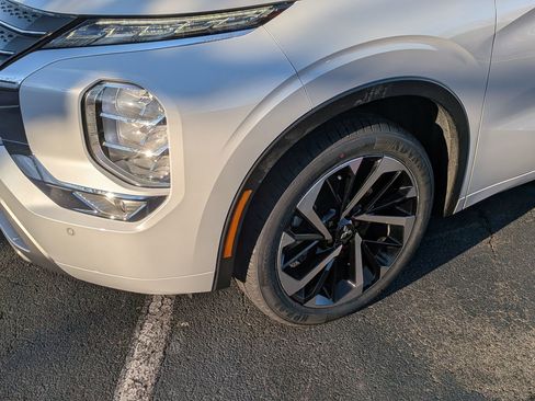 Used 2023 Mitsubishi Outlander SEL image 11