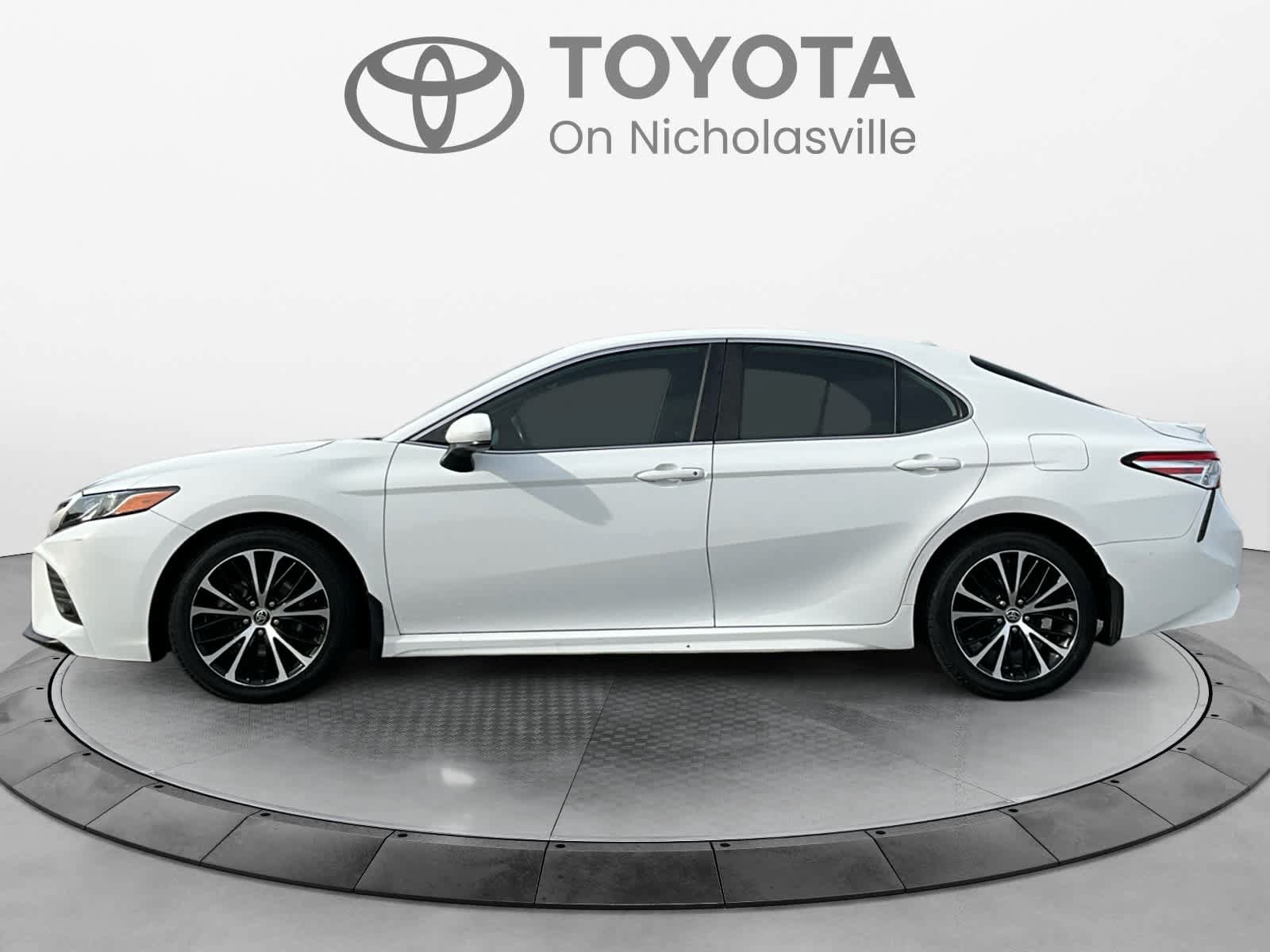 Used 2020 Toyota Camry SE FWD image 2