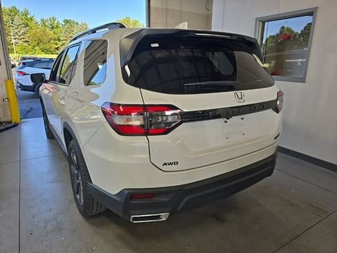Used 2025 Honda Pilot Sport image 3