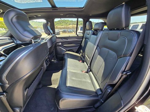 Used 2022 Jeep Grand Cherokee Overland w/ Luxury Tech Group IV AWD/4WD image 16