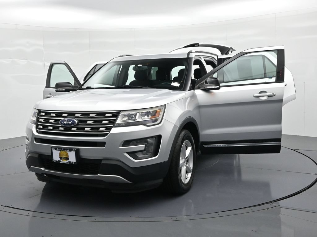 Used 2017 Ford Explorer XLT w/ Equipment Group 201A AWD/4WD image 26