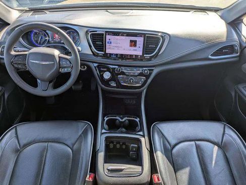 Certified 2025 Chrysler Pacifica Limited image 18