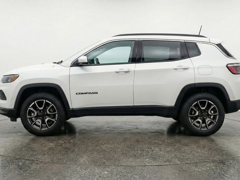 Used 2025 Jeep Compass Trailhawk image 5