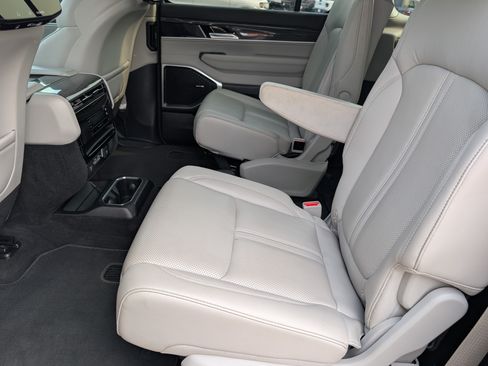 Used 2022 Jeep Wagoneer Series III w/ Rear Seat Video Group 1 AWD/4WD image 15
