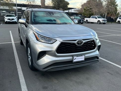 Used 2021 Toyota Highlander L image 2