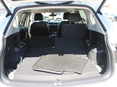 Used 2022 Volkswagen Tiguan SE image 37