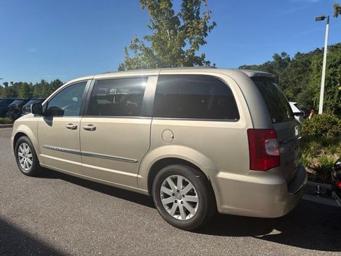Used 2015 Chrysler Town & Country Touring FWD image 3