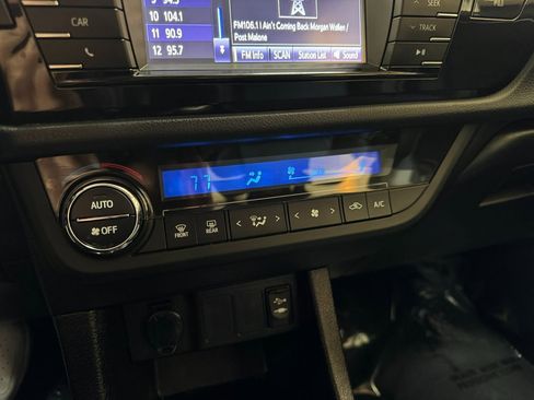 Used 2014 Toyota Corolla LE image 28